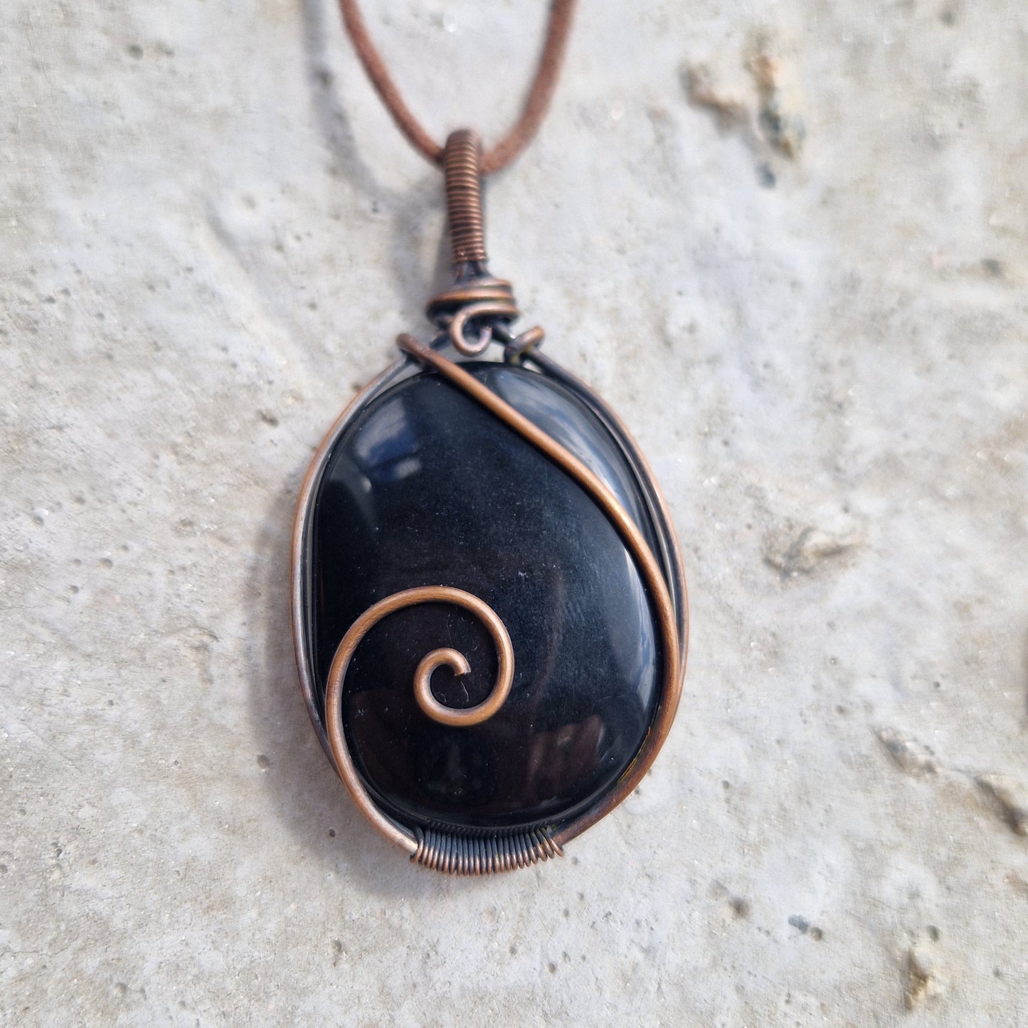 black grounding necklace